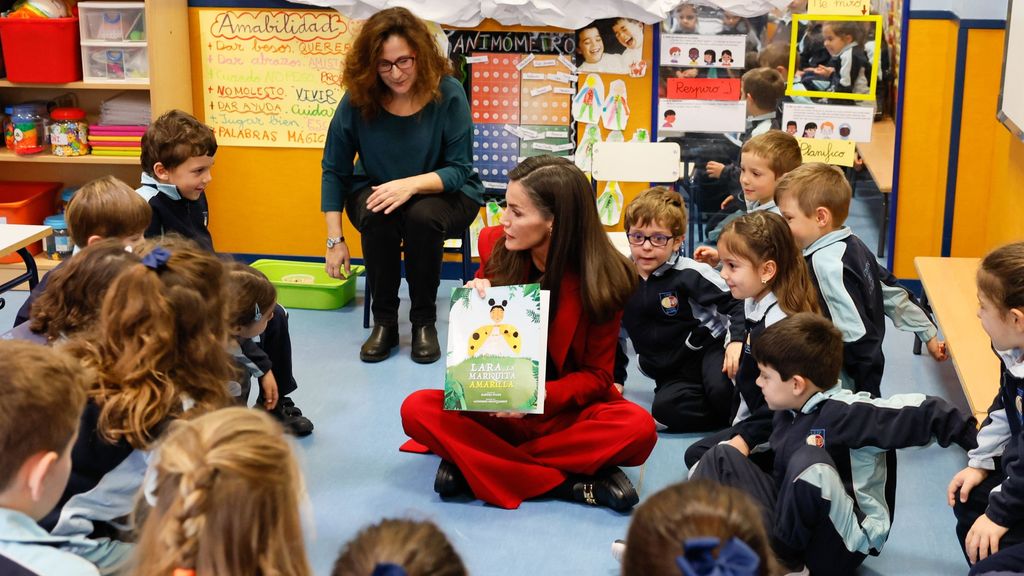 Letizia en el suelo junto a los niños.