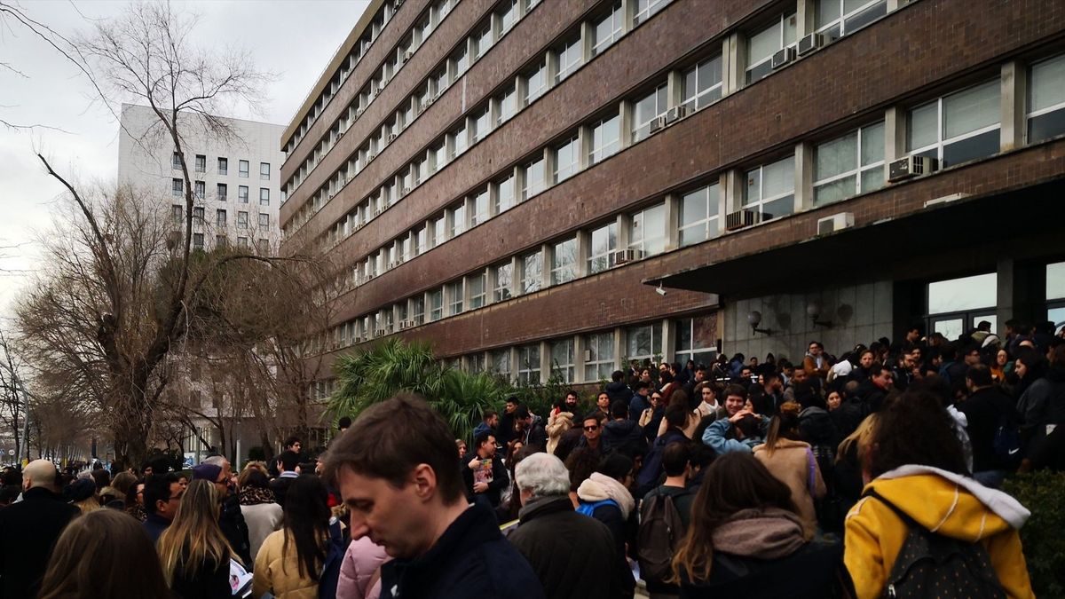 Personas esperando para el examen del MIR en la Facultad de Física de la UB.