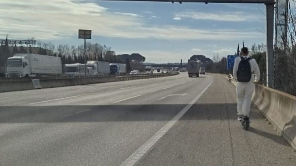 Pillan a un joven en patinete y sin casco por la autopista AP-7 en Girona