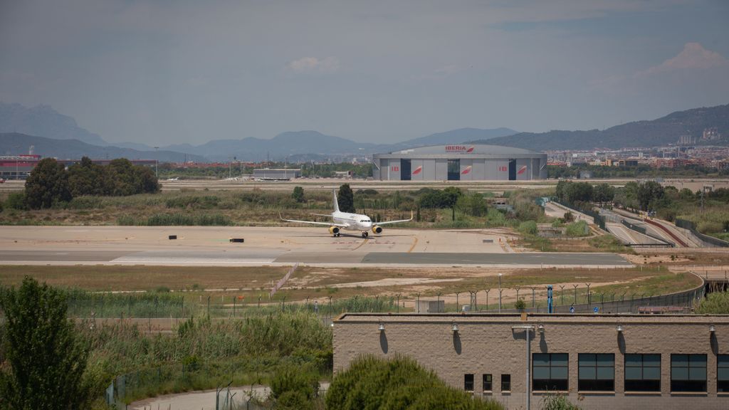 Un avión en el aeropuerto de Barcelona