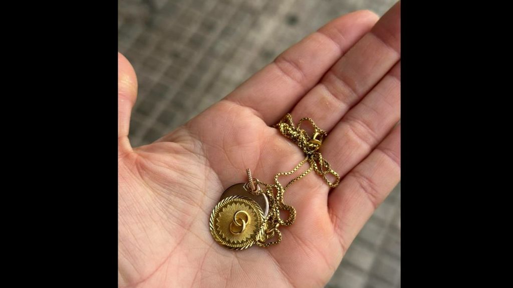 Una joven busca al dueño de un misterioso collar de gran valor emocional que encontró en Palma