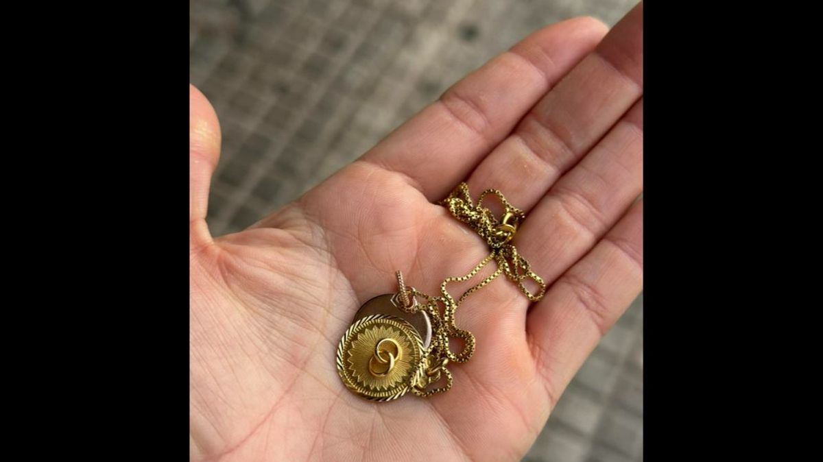 Una joven busca al dueño de un misterioso collar de gran valor emocional que encontró en Palma