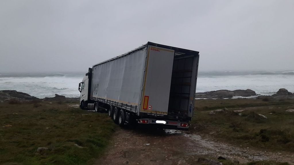 Camión de la República Checa atrapado junto al mar en Corrubedo, A Coruña