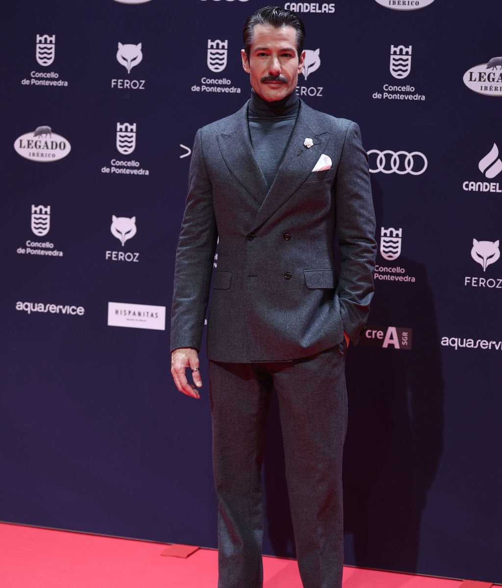 El actor Alejandro Albarracín posa en la alfombra roja de los Premios Feroz 2025