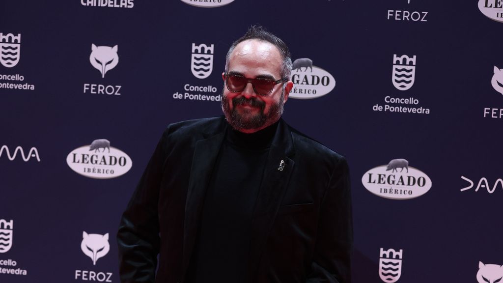 El actor Borja Glez Santaolalla posa en la alfombra roja de los Premios Feroz 2025