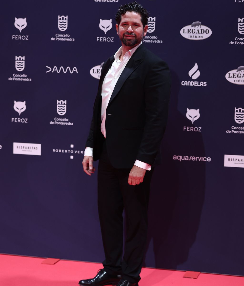 El actor Harlys Becerra posa en la alfombra roja de los Premios Feroz 2025