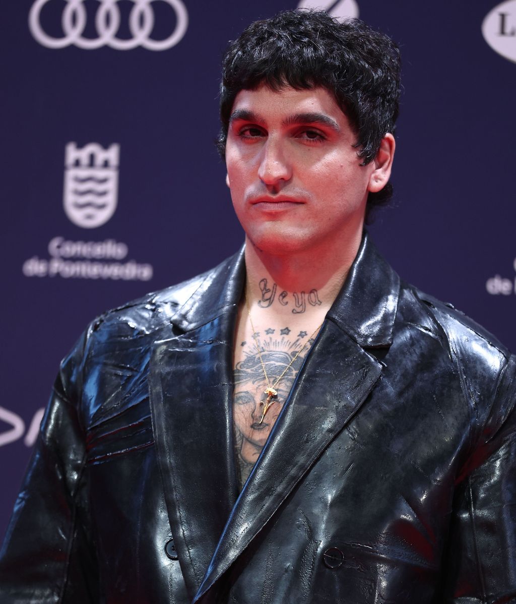 El cantante La Dani posa en la alfombra roja de los Premios Feroz 2025