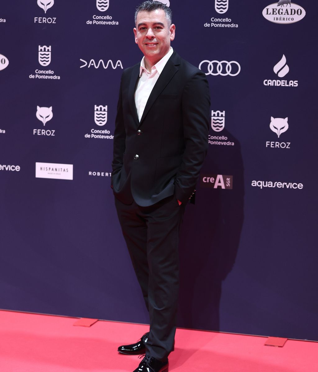 El compositor Arnau Bataller posa en la alfombra roja de los Premios Feroz 2025