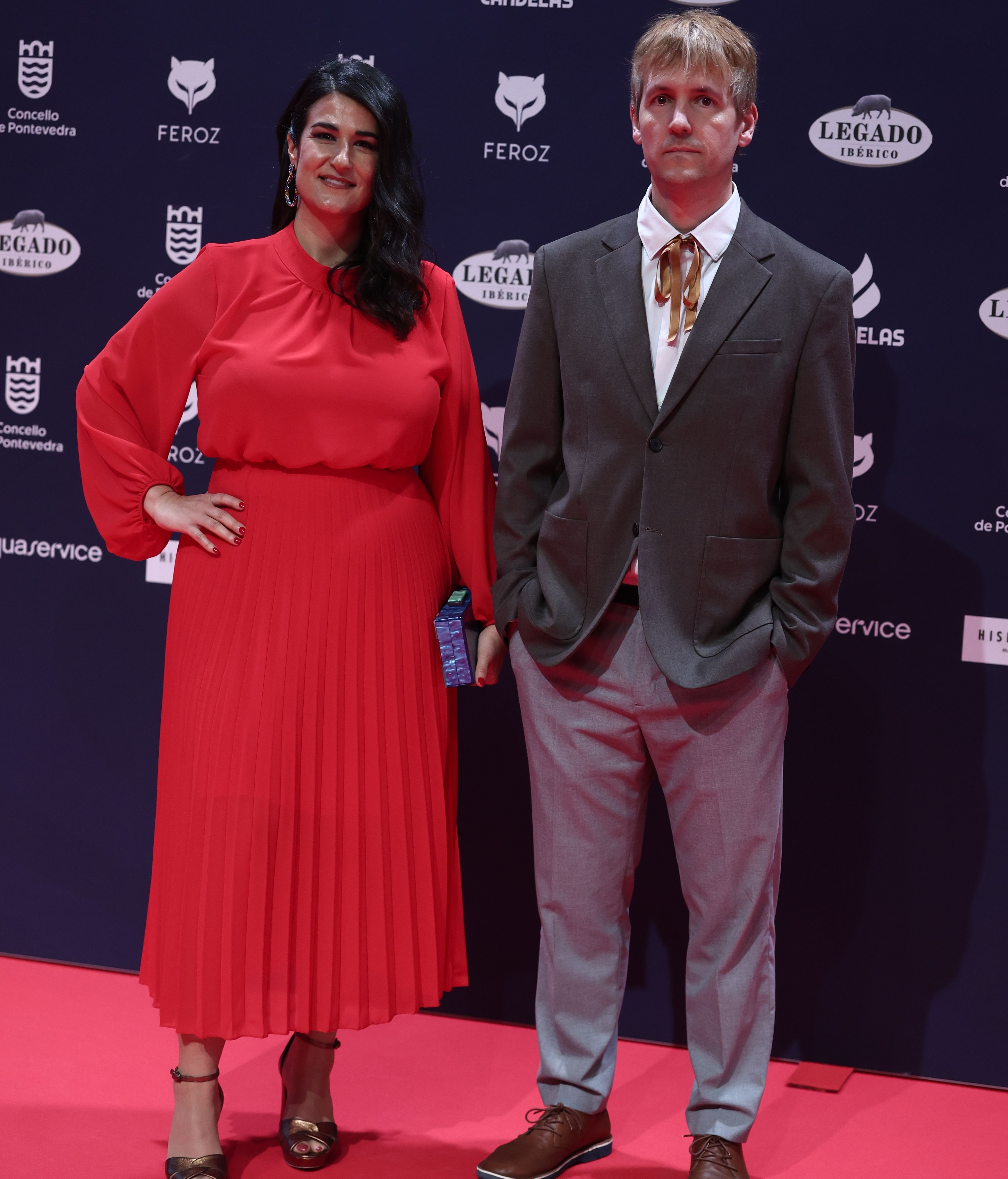 El director de cine Enrique Buleo y la directora de fotógrafía Gina Ferrer posan en la alfombra roja de los Premios Feroz 2025