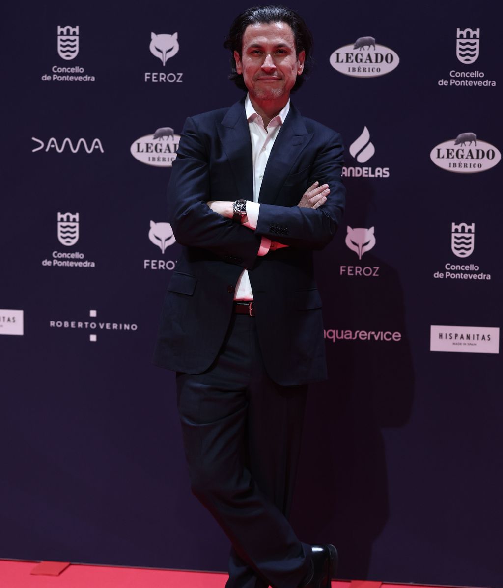 El director Rodrigo Cortés posan en la alfombra roja de los Premios Feroz 2025