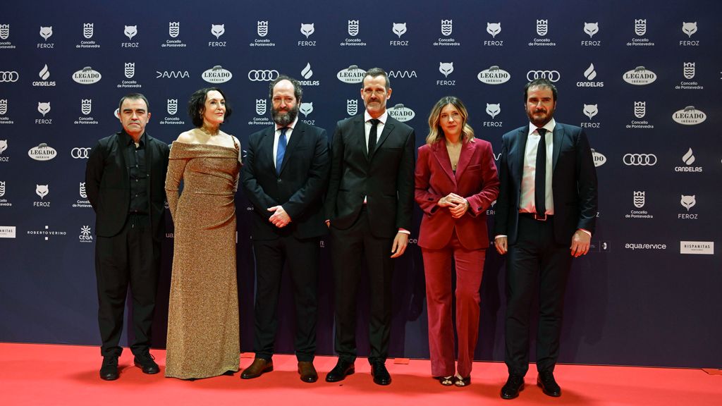 El equipo de la serie 'Balenciaga' posa en la alfombra roja de los Premios Feroz 2025