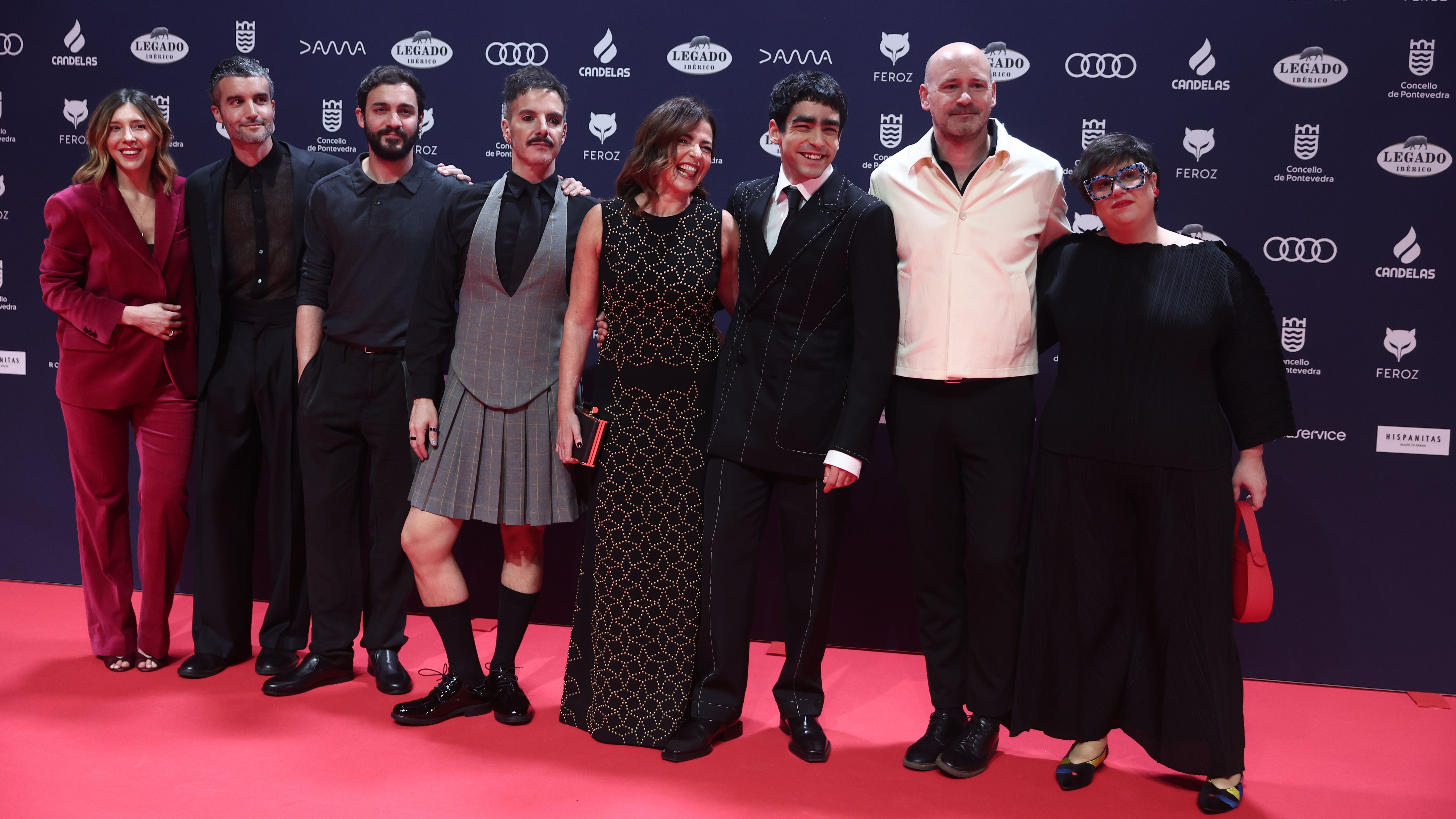 El equipo de 'Yo adicto' posa en la alfombra roja de los Premios Feroz 2025