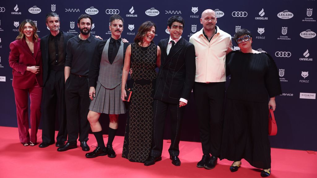 El equipo de 'Yo adicto' posa en la alfombra roja de los Premios Feroz 2025