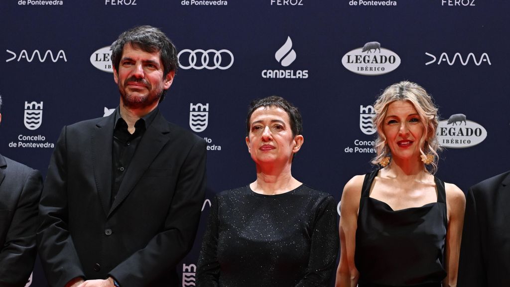 Ernest Urtasun, Yolanda Diaz y la presidenta de Los Premios Feroz, María Guerra