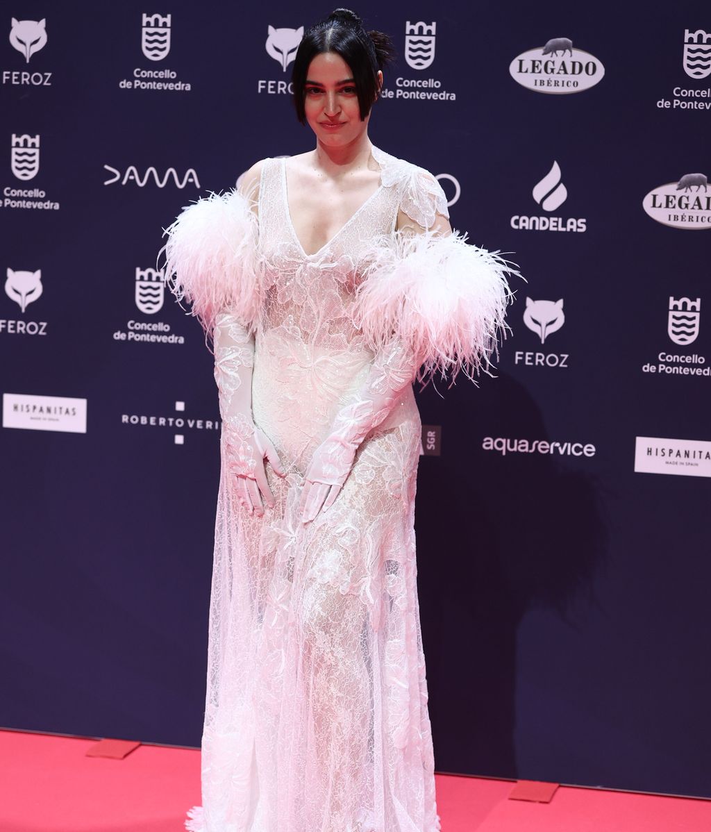 La cantante María Arnal posa en la alfombra roja de los Premios Feroz 2025