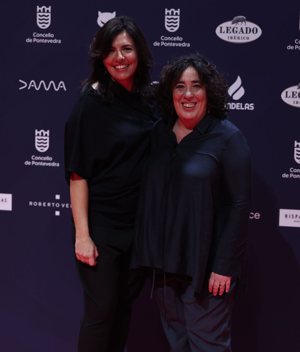 La directora Arantxa Echevarría posa en la alfombra roja de los Premios Feroz 2025, en el Pazo da Cultura