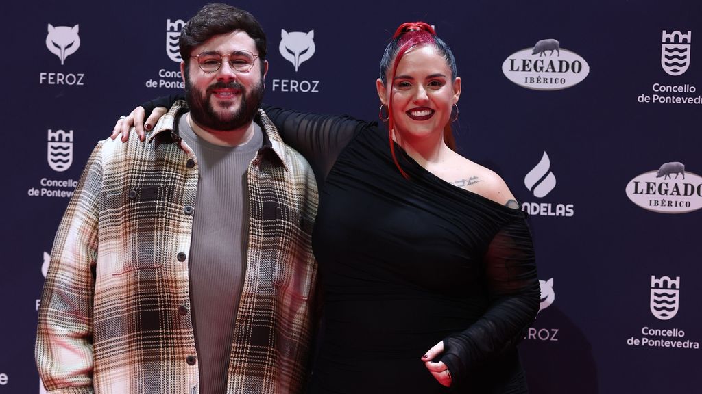 La influencer Andrea Compton y el músico Gonzalo Caps posan en la alfombra roja de los Premios Feroz 2025