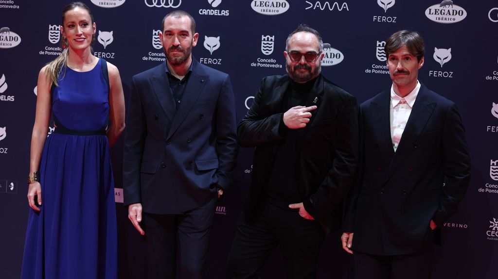 Los directores de la serie de comedia 'Medina: estafador de famosos', Jorge Ponce y Javi Valera y el actor Borja Glez Santaolalla posan en la alfombra roja de los Premios Feroz 2025