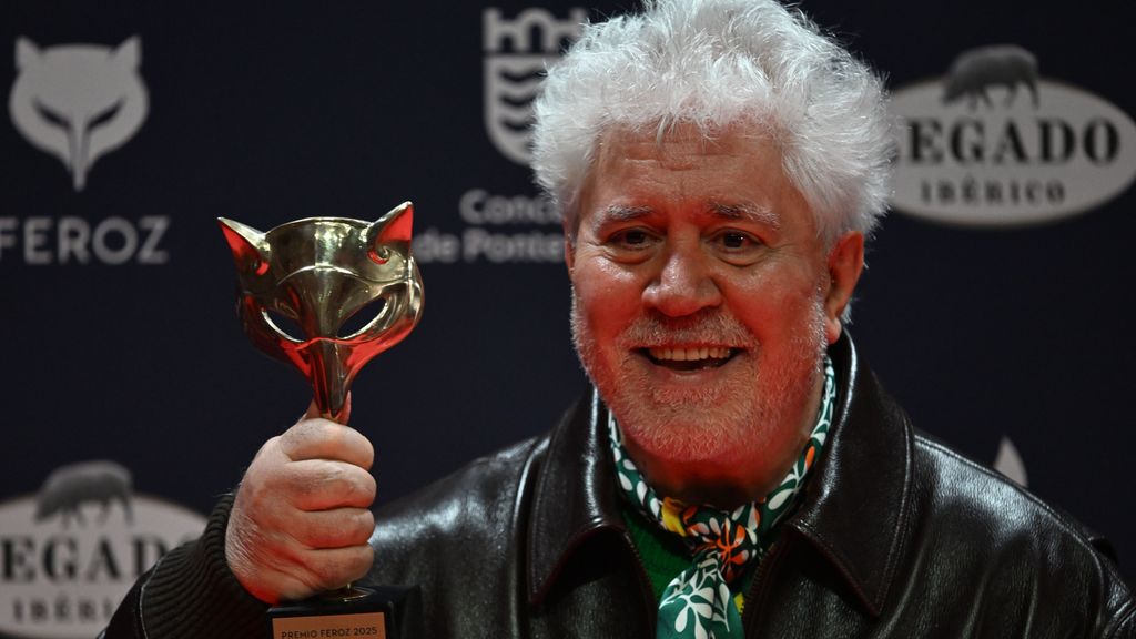 Almodóvar posa con su 'zorrito' como mejor director en los Feroz.