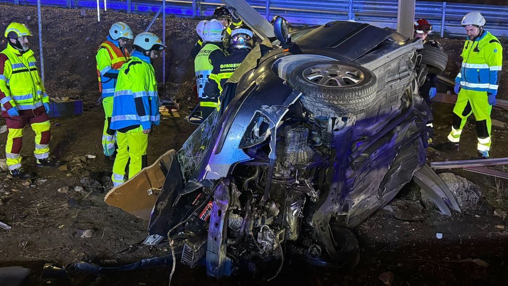 Coche destrozado tras salirse de la vía, chocar con una valla y una farola en Madrid