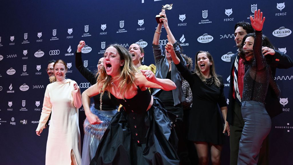 El equipo de la película 'Salve María', sorpresa en los Premios Feroz, celebra su galardón.