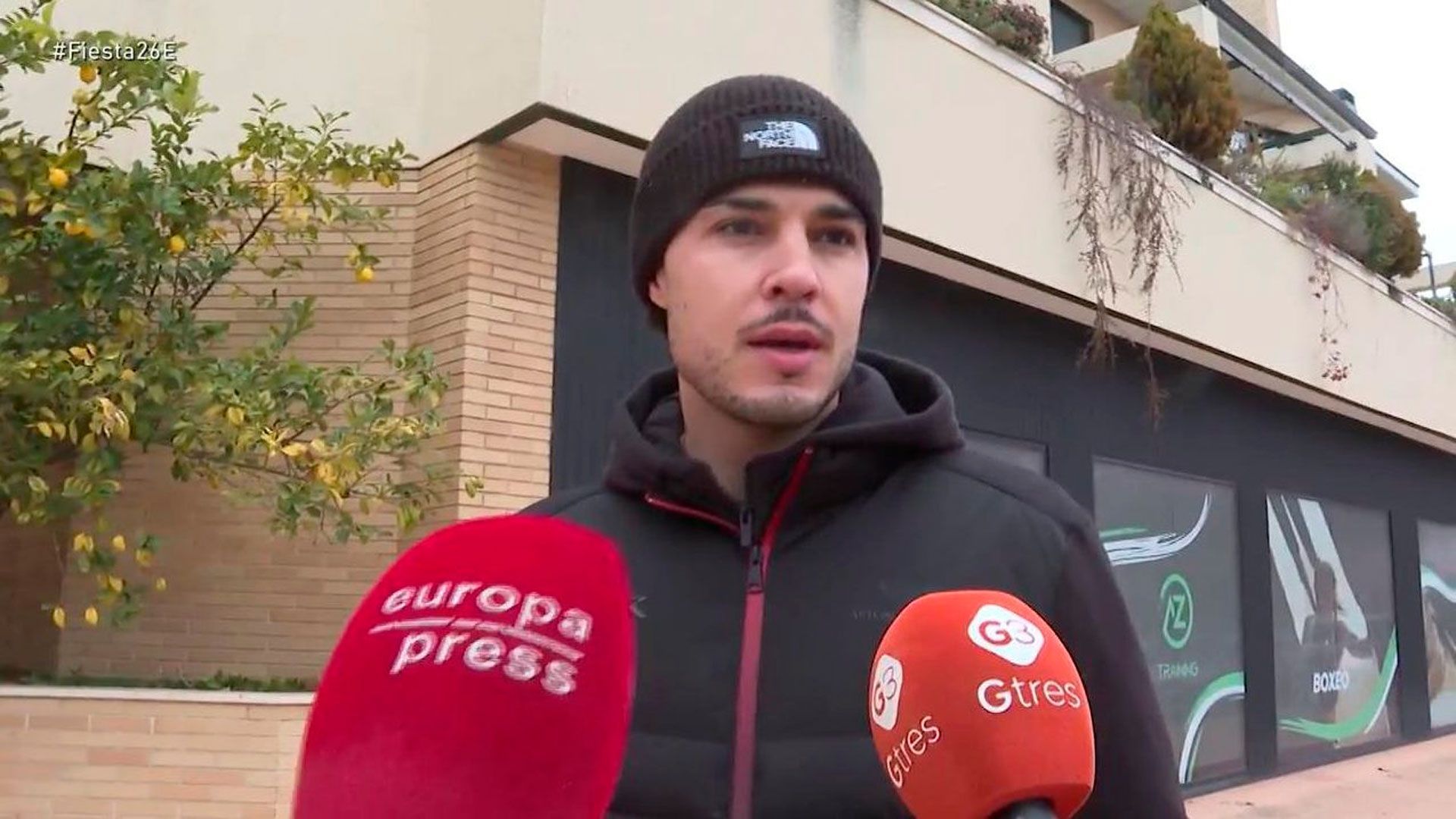 Carlo Costanzia responde al paparazzi que le acusa de haberle tirado huevos - Fiesta