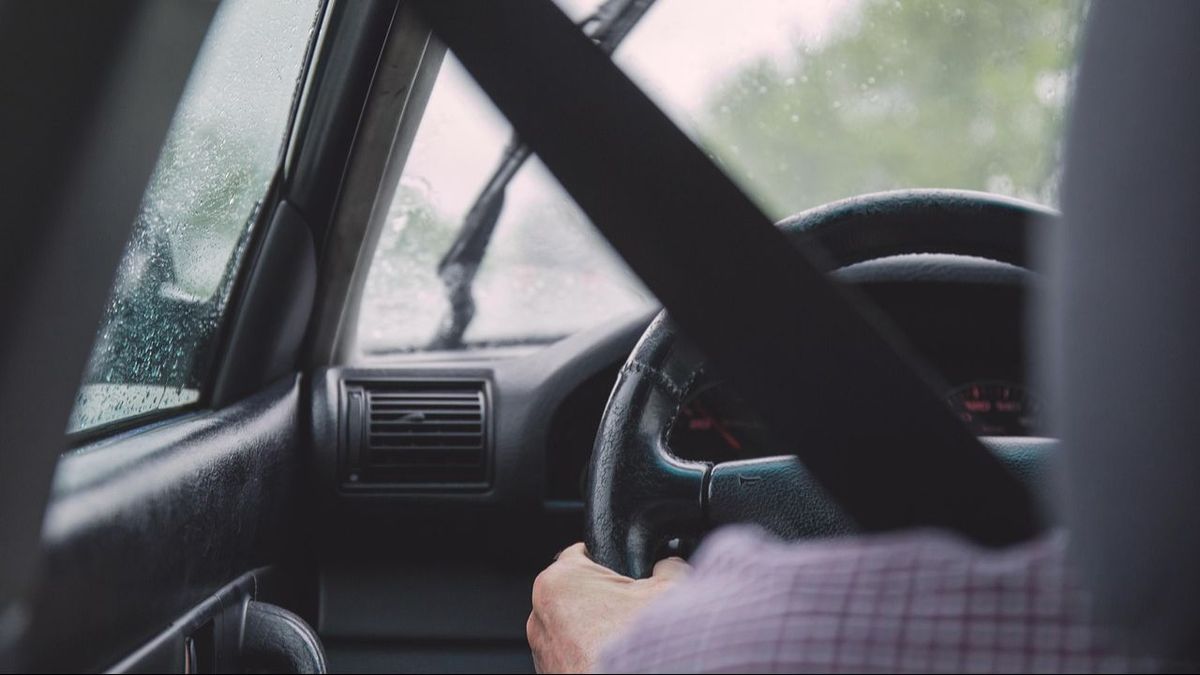 Imagen de archivo de una persona conduciendo un coche con tormenta