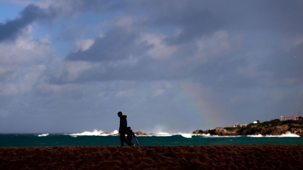 Un hombre caminaba con un niño este sábado por la playa de Riazor, en A Coruña