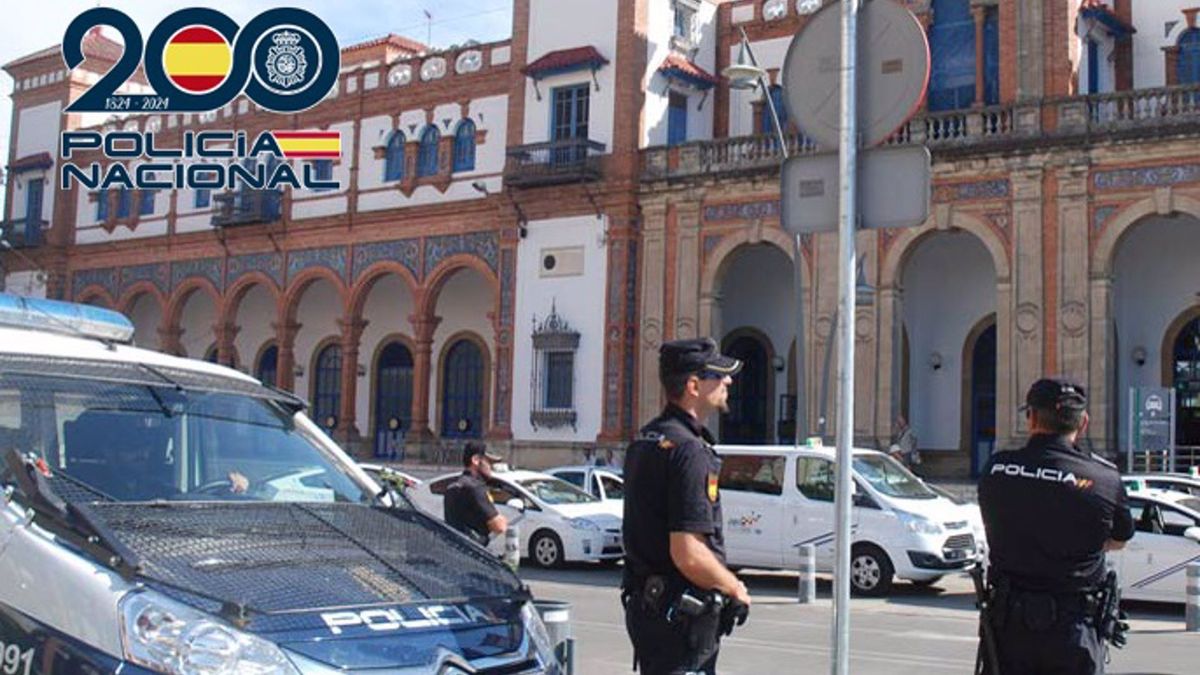 Agentes de la Policía Nacional en la estación de Jerez