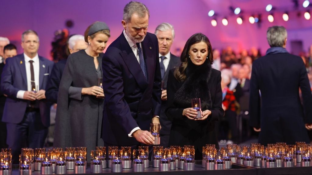 Así ha sido la entrada de los reyes Felipe y Letizia en el 80º aniversario de la liberación de Auschwitz