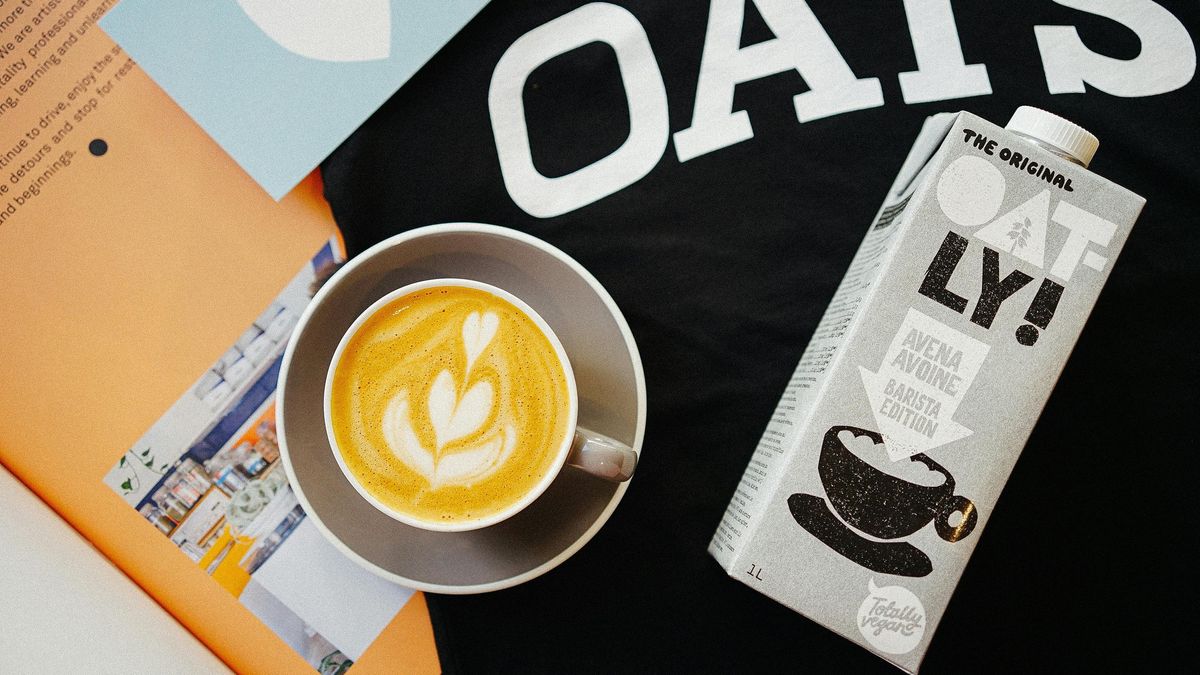 Brik de leche de avena junto a una taza de café estilo barista