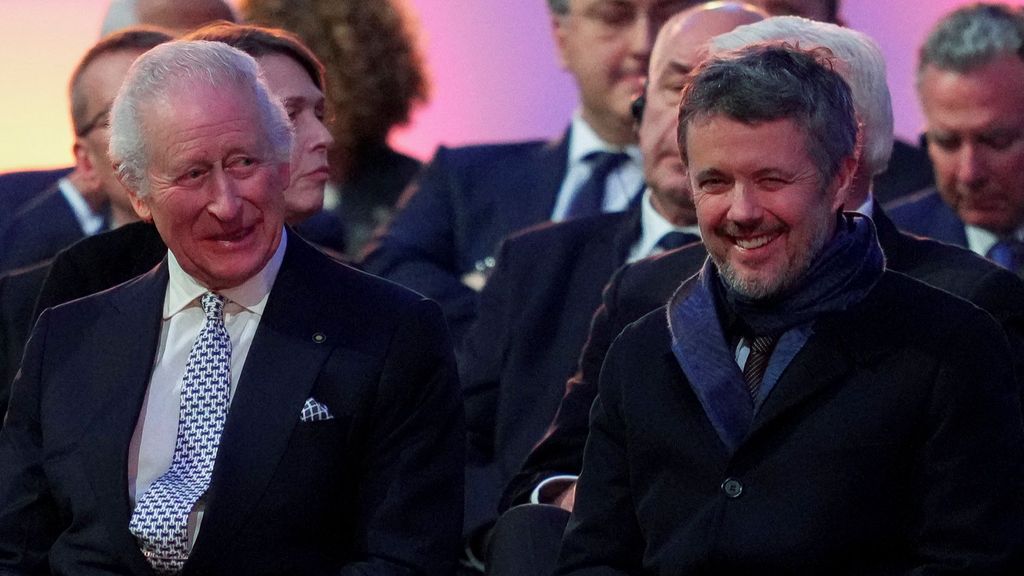 Carlos III de Inglaterra y Federico de Dinamarca en el 80 aniversario de Auschwitz