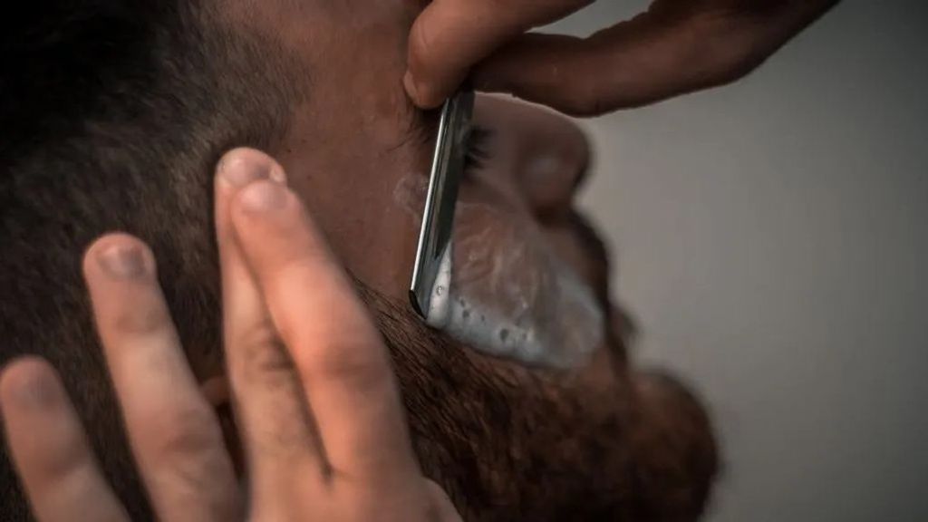 Cortando la barba en una barbería