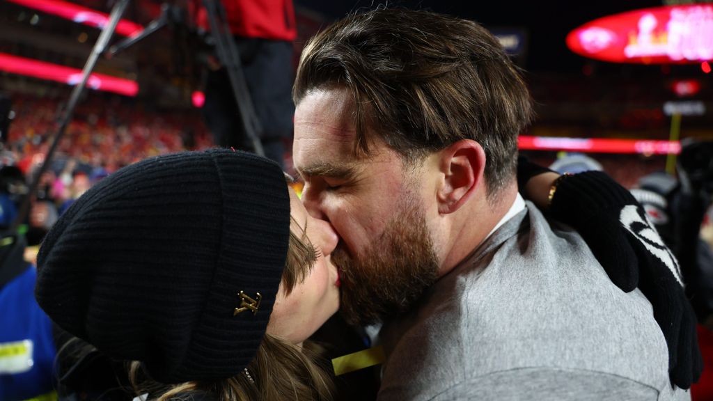 El apasionado beso de Taylor Swift y Travis Kelce para celebrar el triunfo triunfo de los Kansas City Chiefs sobre los Buffalo Bills