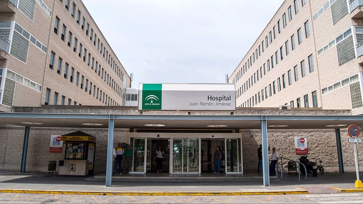 Entrada del Hospital Juan Ramón Jiménez