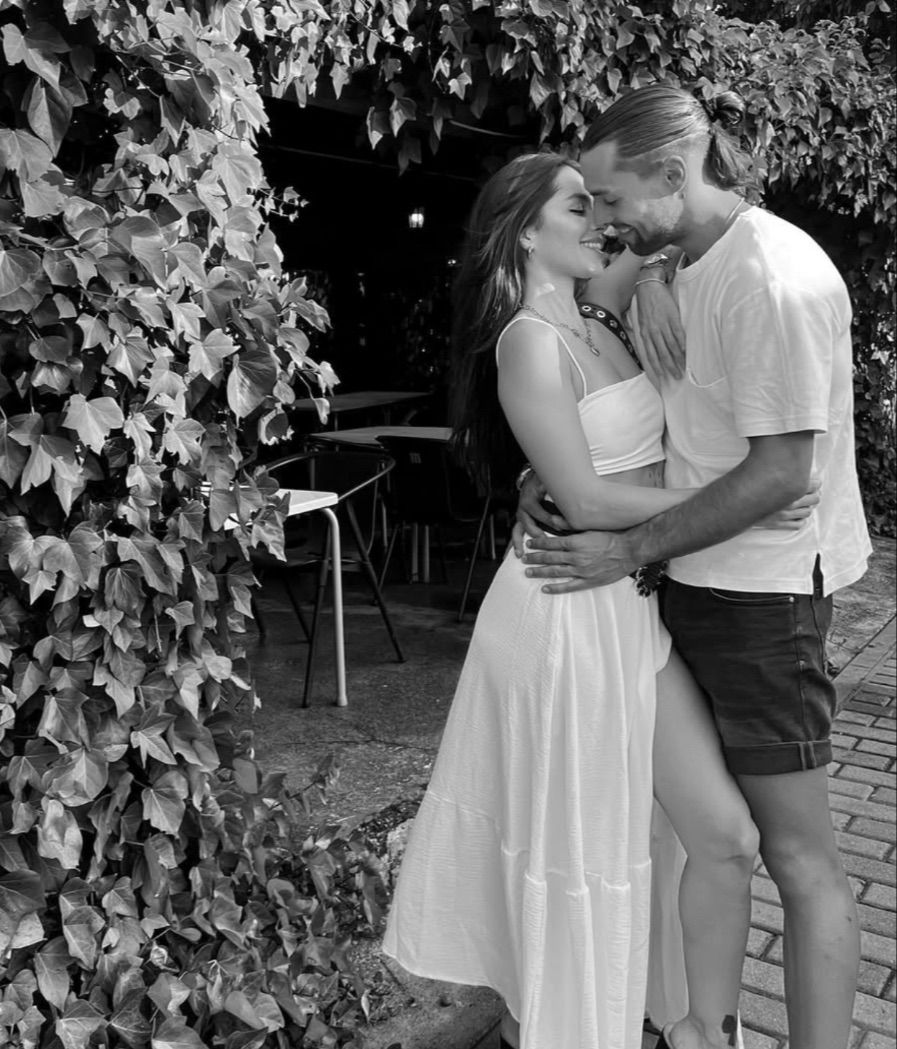 Imagen de Jennifer Lara y Rubo Blanco anunciando que se han casado