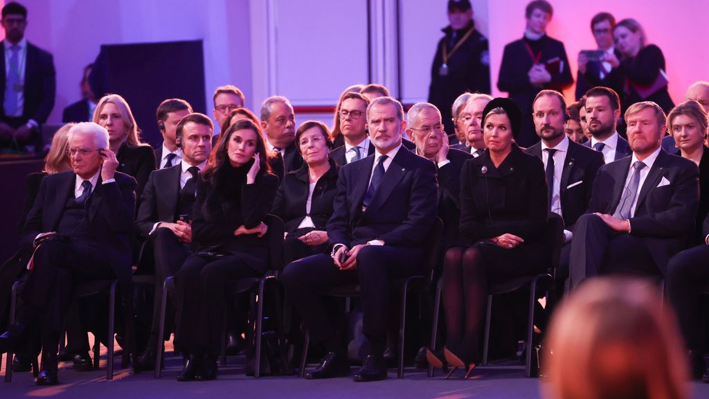 Los reyes de España escuchando el testimonio de los asistentes al acto.