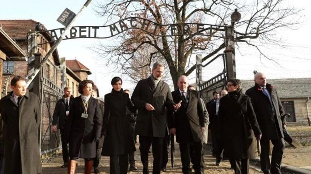 Los Reyes Felipe y Letizia durante la ceremonia de conmemoración del 75º aniversario de la liberación del campo de concentración Auschwitz en 2020.