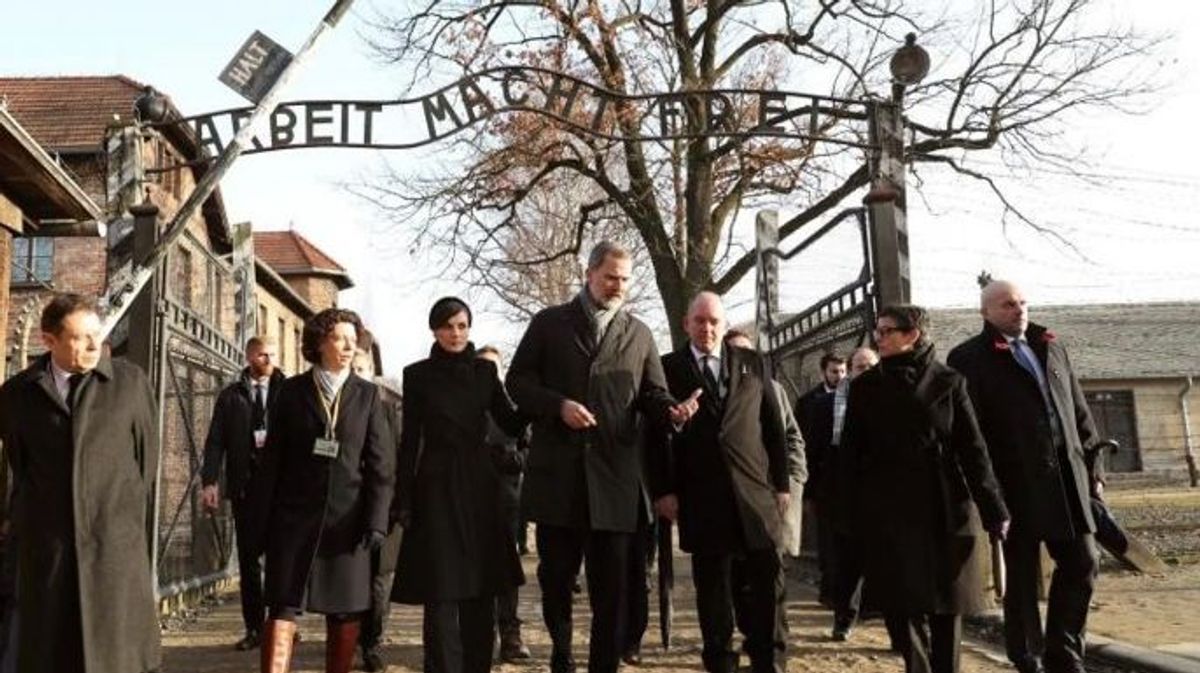 Los Reyes Felipe y Letizia durante la ceremonia de conmemoración del 75º aniversario de la liberación del campo de concentración Auschwitz en 2020.