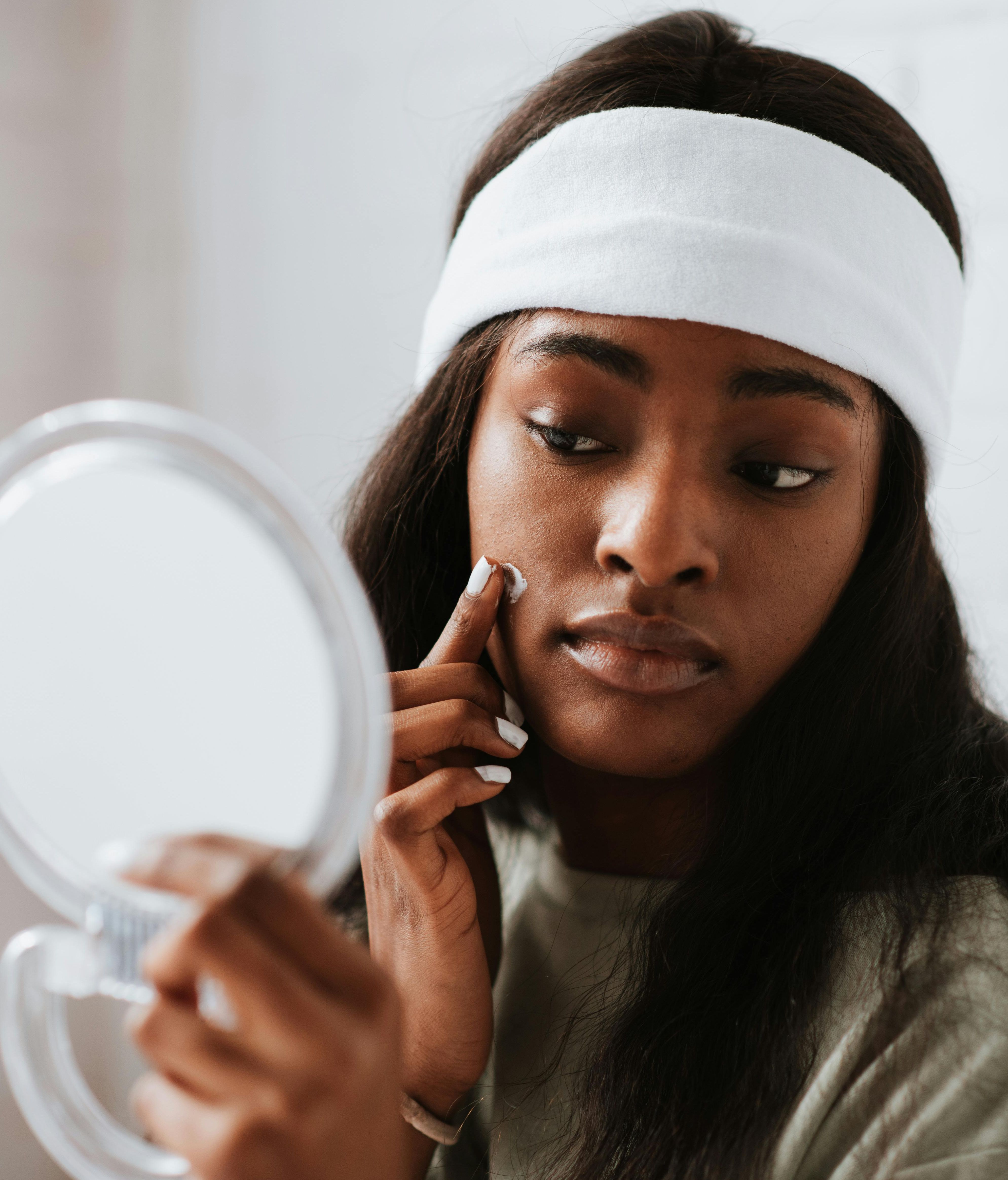 Mujer aplicándose crema hidratante