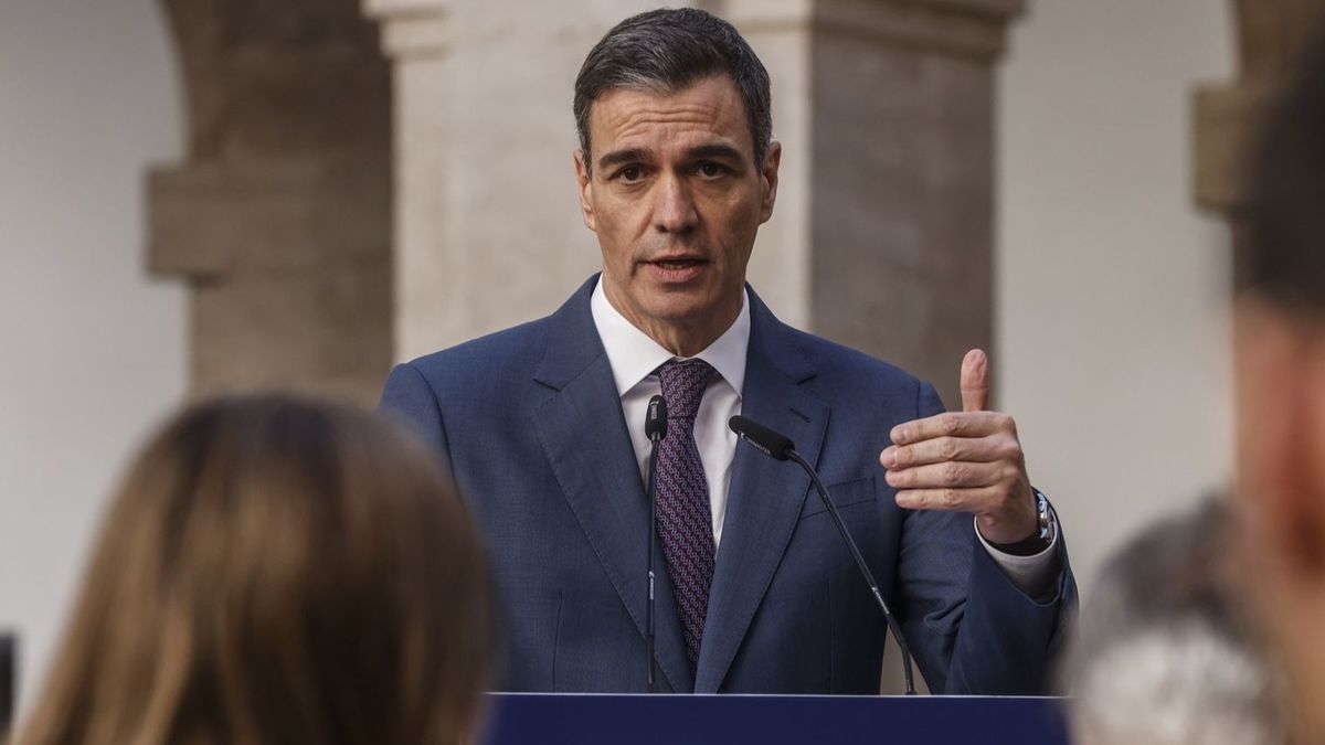 Pedro Sánchez tras una reunión con agentes sociales, en la Delegación del Gobierno en la Comunidad Valenciana