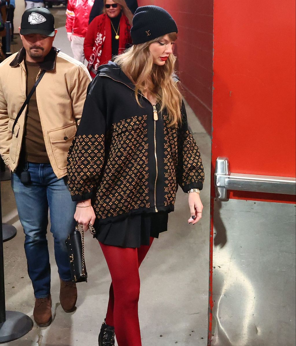 Taylor Swift camina hacia el palco para ver el encuentro entre los Kansas City Chiefs y los Buffalo Bills