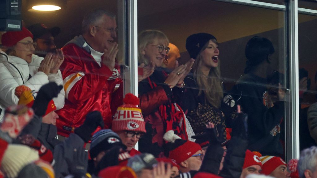 Taylor Swift y Donna Kelce disfrutan del partido entre los Kansas City Chiefs y los Buffalo Bills