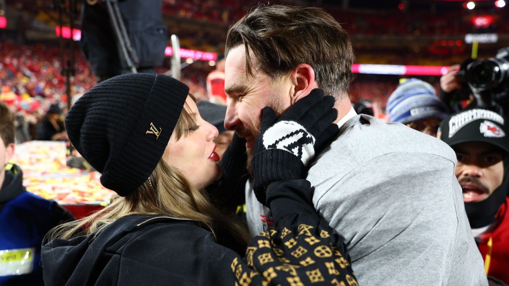 Taylor Swift y Travis Kelce celebran el triunfo de los Kansas City Chiefs sobre los Buffalo Bills