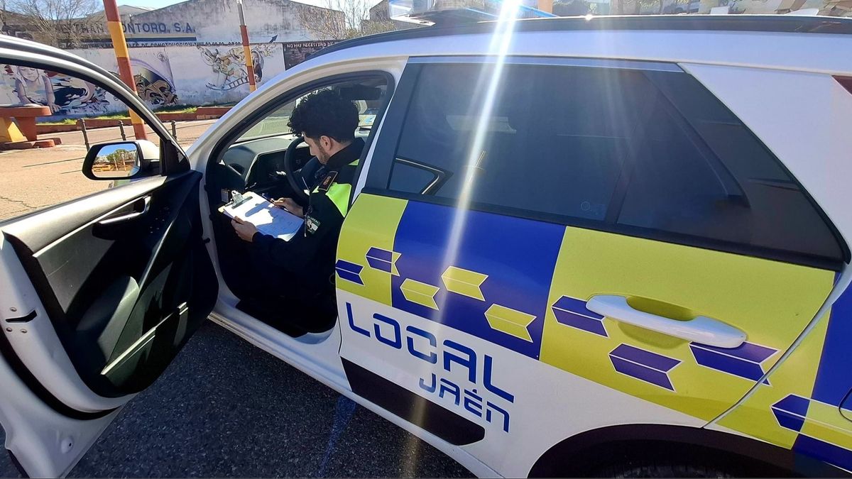 Un agente de la Policía Local de Jaén recoge los datos de un infractor por partida múltiple