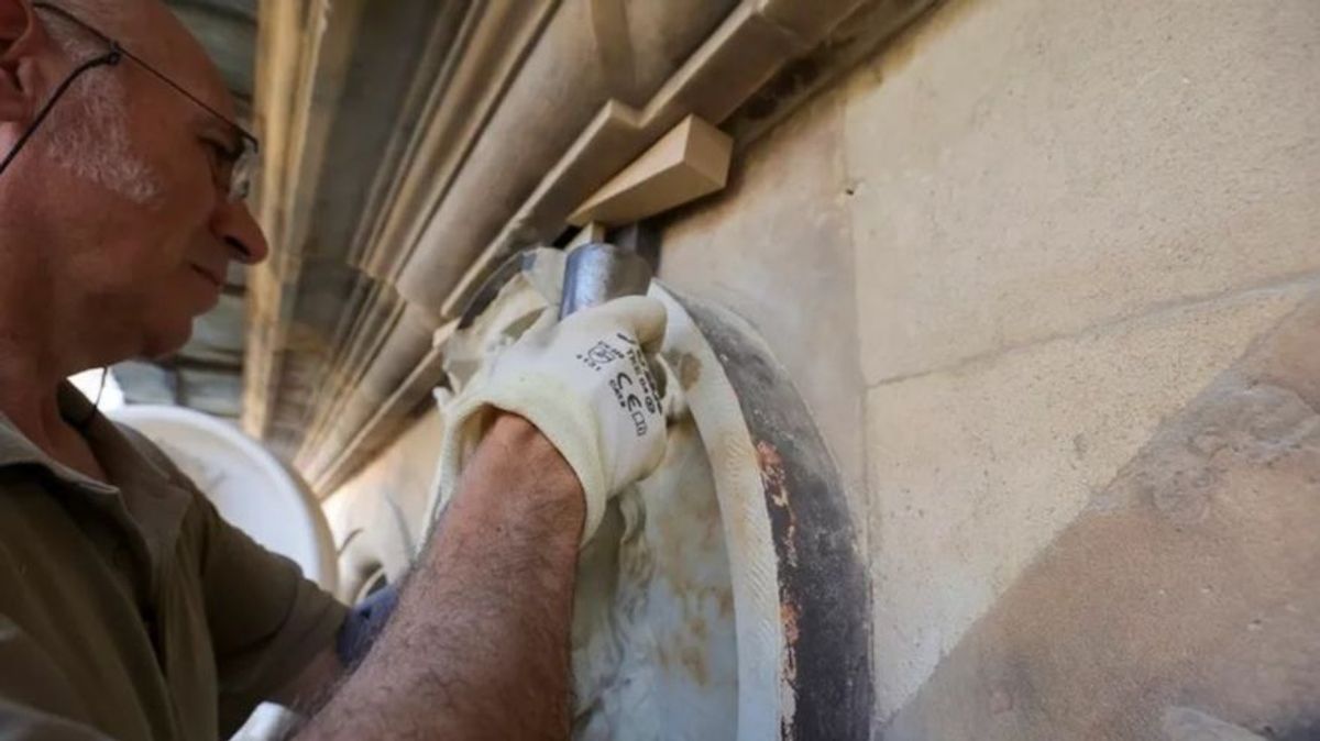 un escultor talla el medallón de Alfonso IX en la plaza Mayor de Salamanca, su séptima obra de este escultor en la plaza