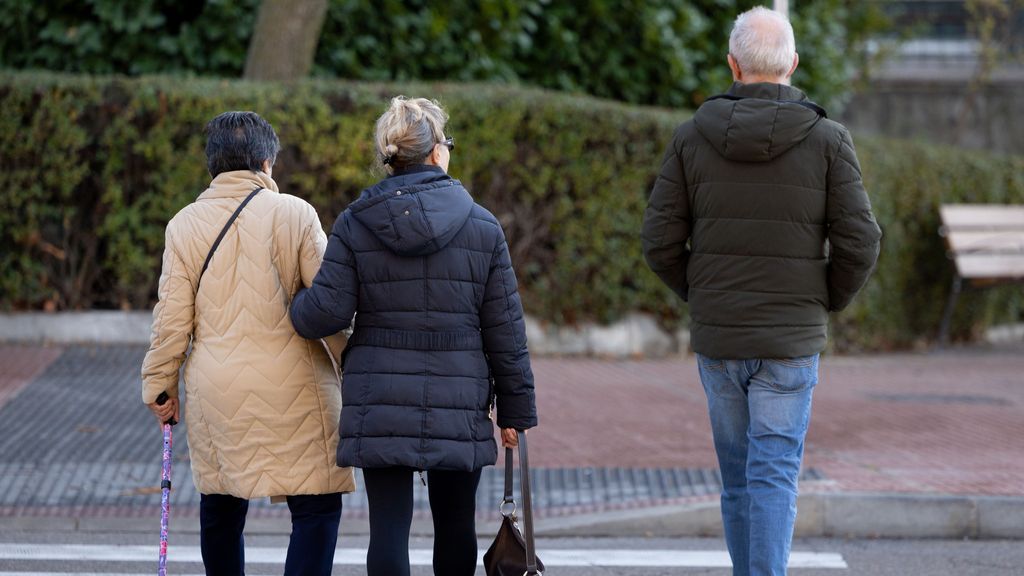 Varias personas caminan por la calle