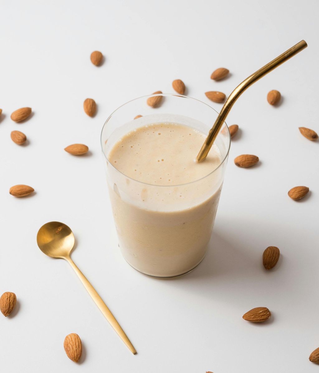 Vaso con leche de almendras