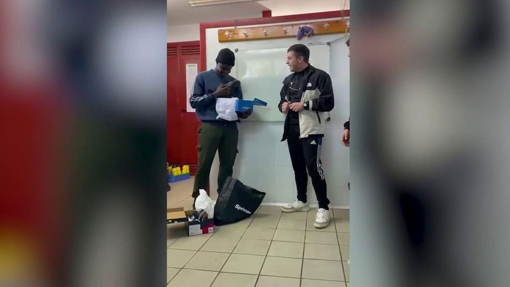 El regalo emotivo del equipo de fútbol de Abdoul, un joven que huyó de su país y vive sin su familia
