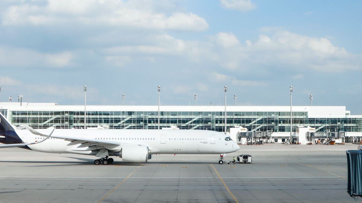 Aena investiga el abandono de una anciana de 92 años en las pistas del aeropuerto de Barajas